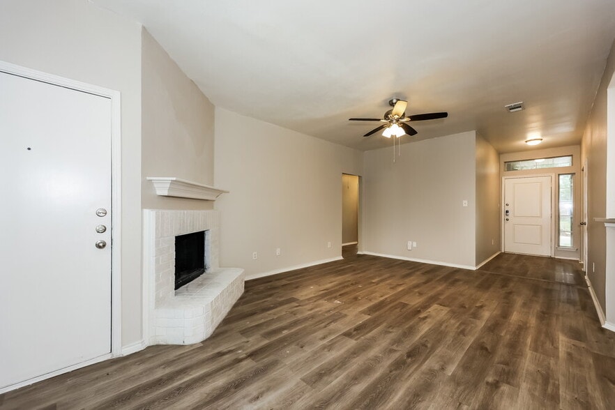 Building Photo - 2628 Hidden Springs Dr