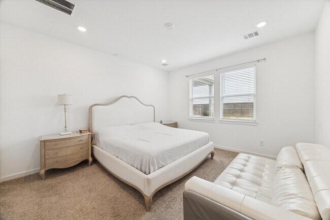 Building Photo - 7122 Clearwater Cv Dr