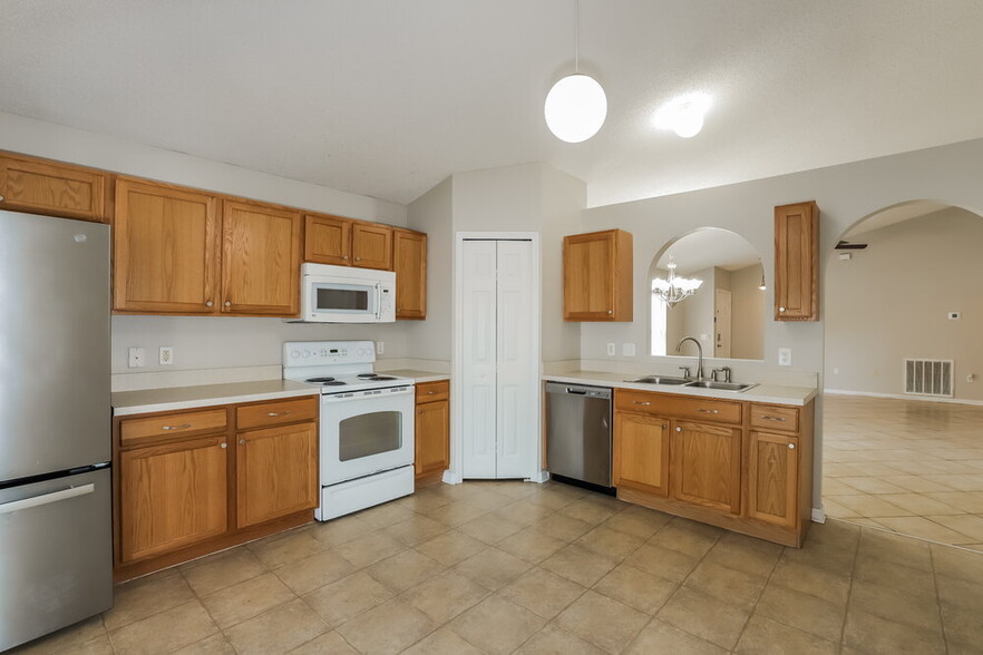Building Photo - 1037 Brenton Leaf Dr