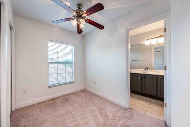 Building Photo - St. Cloud 4 Bedroom, 4 Bathroom Pool Home with Lake View