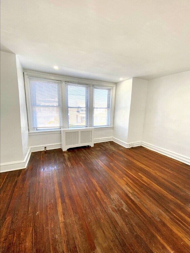 Building Photo - Beautiful 3 bedroom Townhouse available fo...