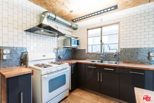 Building Photo - 10961 Strathmore Dr