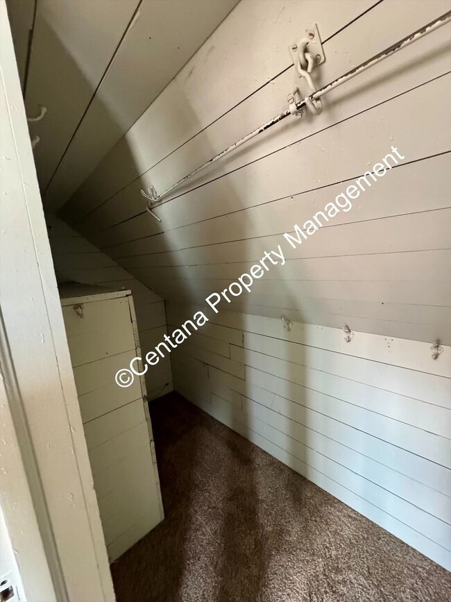 Building Photo - 5 bedroom 3 bath house with fenced yard