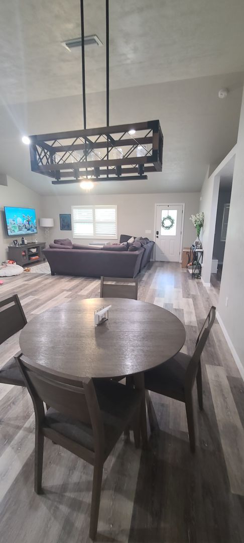 Building Photo - Beautiful 3BR/2BA home with large fenced-i...