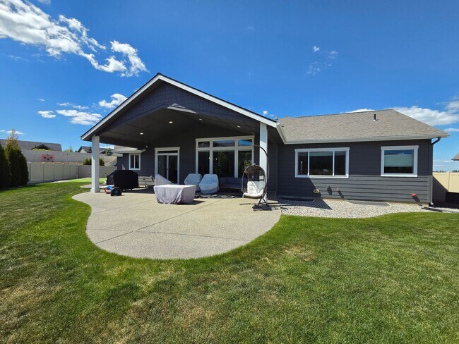 Building Photo - $4,800 - 5 Bed / 3 Bath Custom Built Home w/ Private Sport Court & Golf Green