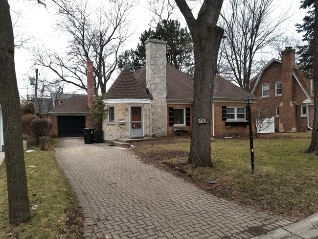 Primary Photo - 6826 N Knox Ave