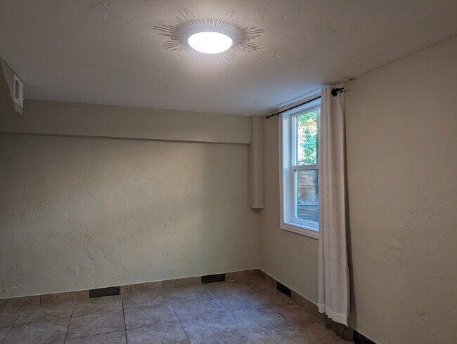 Building Photo - Charming Old Town Longmont Home!