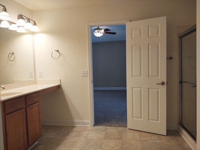 Building Photo - Beautiful Home located in the Hamilton Lak...