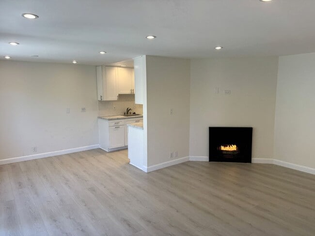 Building Photo - Bright and breezy, updated 2+2 condo in Playa Del Rey, fireplace, pool