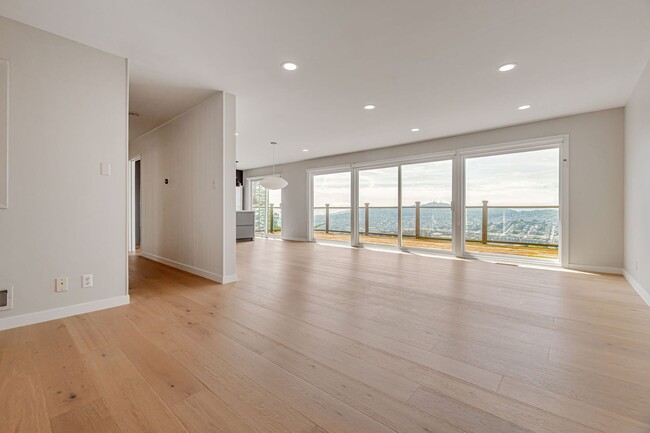 Building Photo - Stunning Three Bedroom Home in Westwood Hi...
