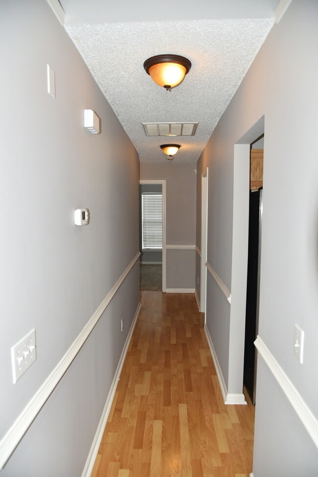 Building Photo - Cozy, 3BR/2BA ranch style home with an open floorplan