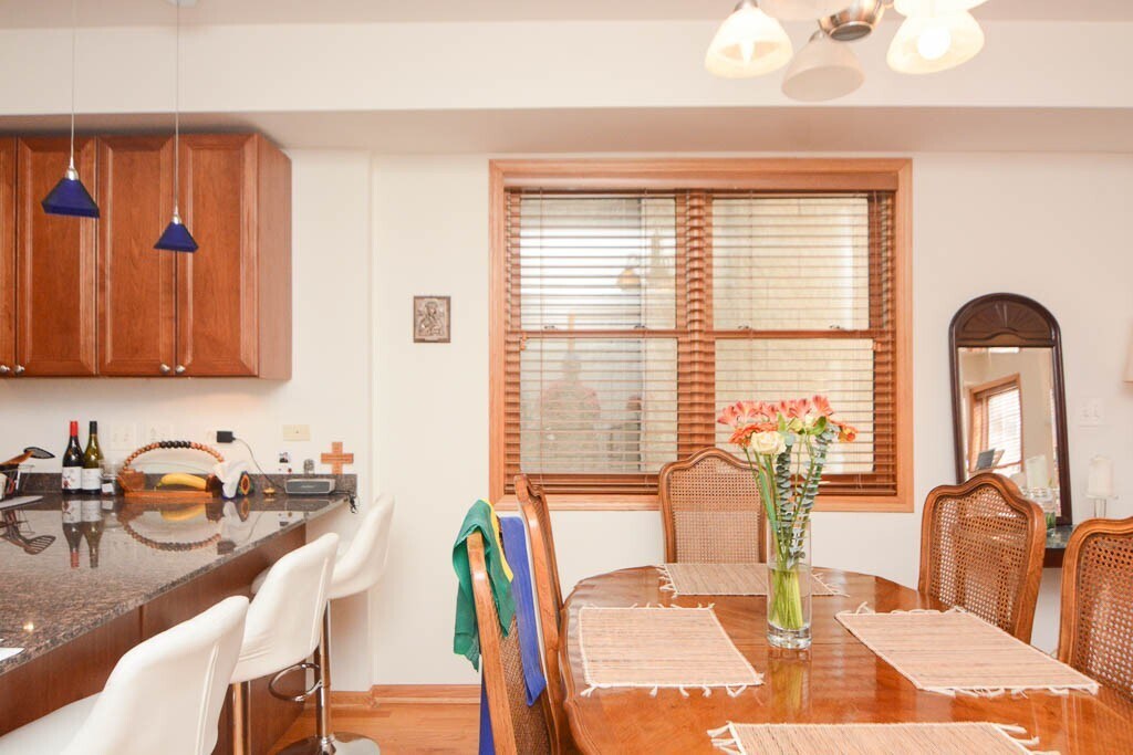 Building Photo - 934 W Leland Ave