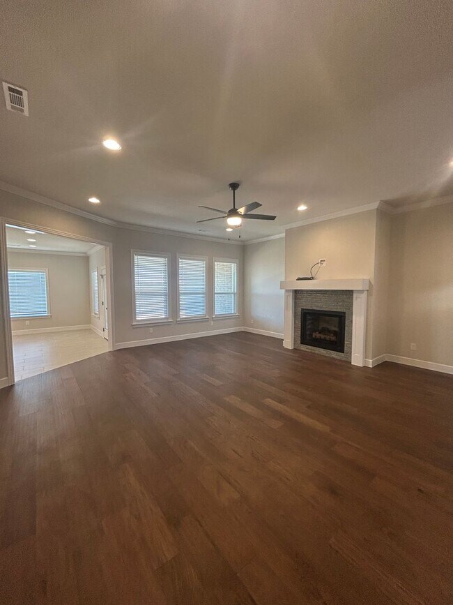 Building Photo - Beautiful Modern Home in Pea Ridge!