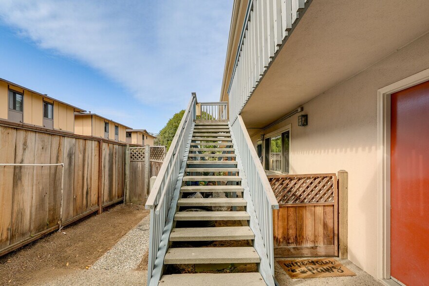 Building Photo - 440 Dela Vina Ave