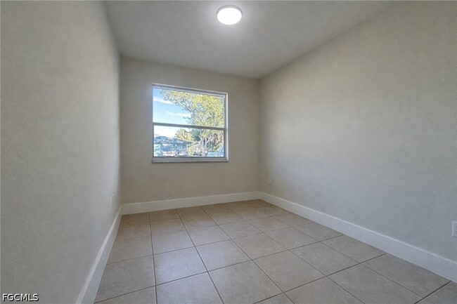 Building Photo - 706 Karlov St