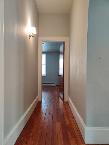 Building Photo - 915 W Elm St