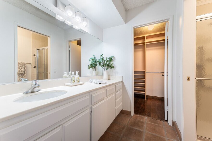 Building Photo - 1964 Olivewood Ct