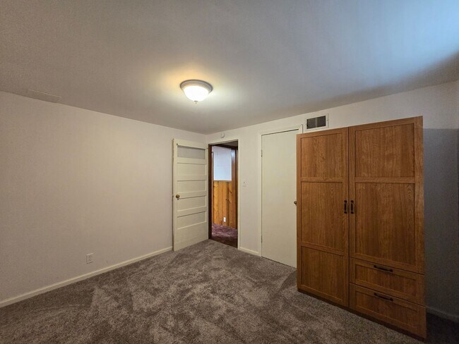 Building Photo - Spacious 4 Bedroom Home with Solar Panels, Fully Fenced Yard on Rimrock Rd
