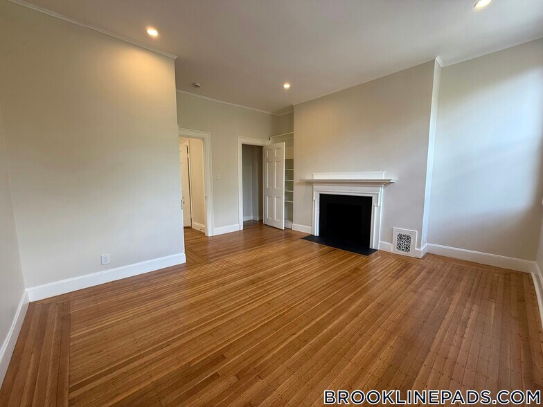 Building Photo - 1726 Beacon St