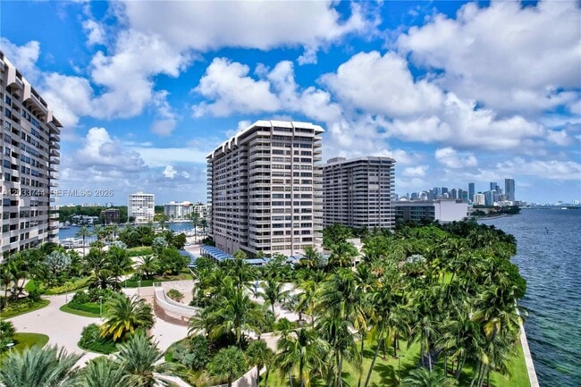 Building Photo - 2 Grove Isle Dr