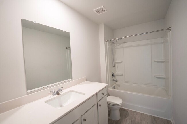 Building Photo - AVAILABLE NOW!