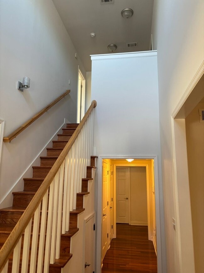 Building Photo - 3 bdrm 2.5 bath in downtown area