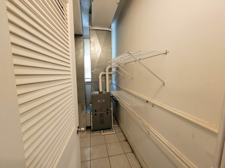 Building Photo - 4226 W Kamerling Ave