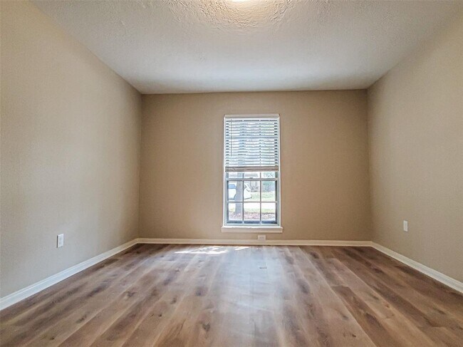 Building Photo - 28903 Twisted Oak Dr