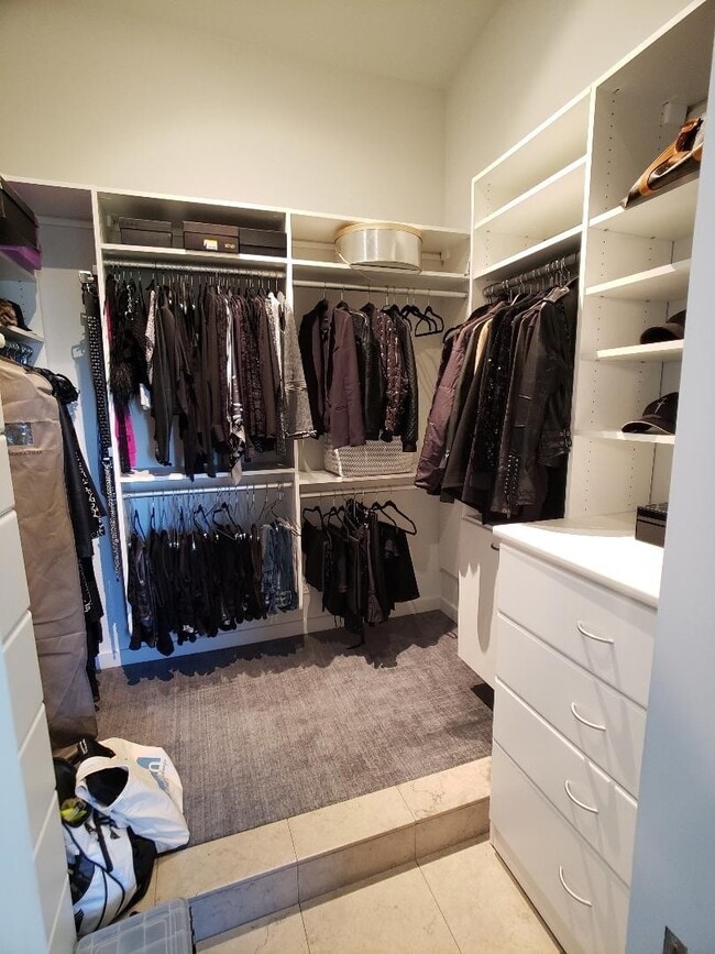 Building Photo - Professionally Designed Modern Loft In Oak...