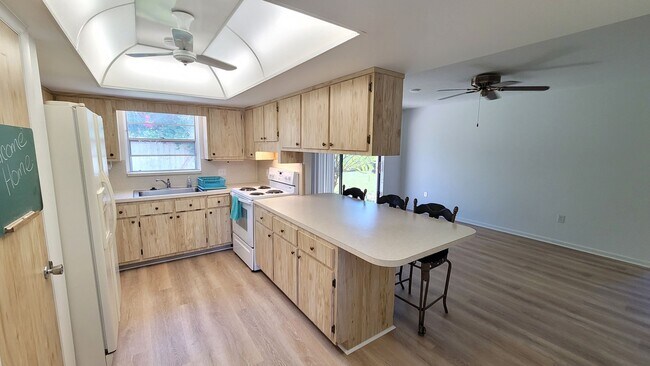 Building Photo - Beautiful Corner Lot Rental-Large 4 Bedroo...