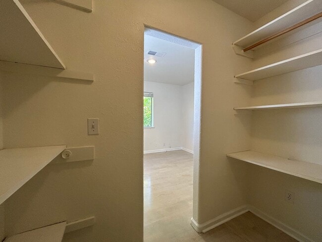 Building Photo - 2 Bed, 2.5 Bath Walnut Creek Home – Peacef...