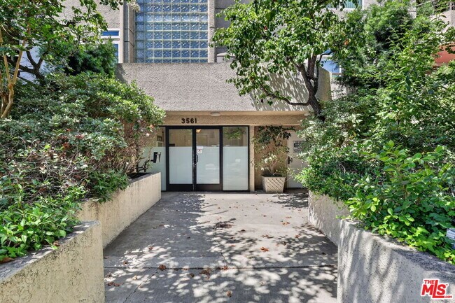 Building Photo - 3561 Clarington Ave