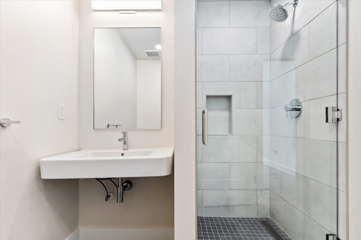 Building Photo - 810 E 800 S