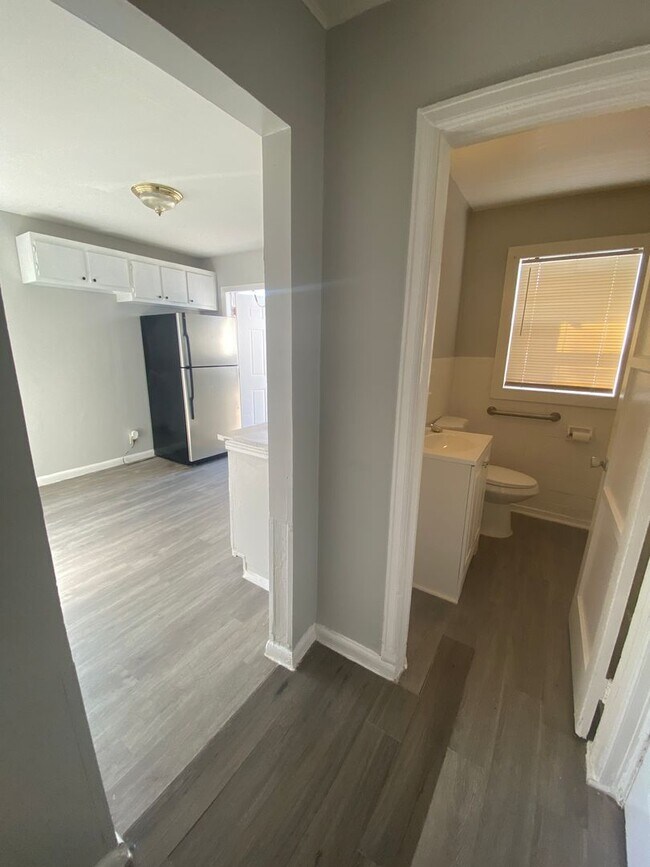 Building Photo - 920-920 11th Ave N