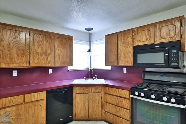Building Photo - 3 BEDROOM,  Kitchen appliances, NEW INTERIOR PAINT! 6 MONTH LEASE AVAILABLE!