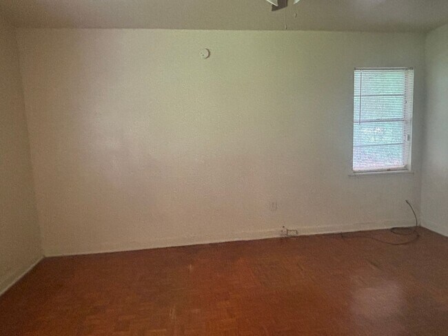 Building Photo - 963 Pine Lake Dr