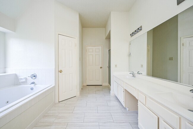 Building Photo - 9731 New Kent Dr