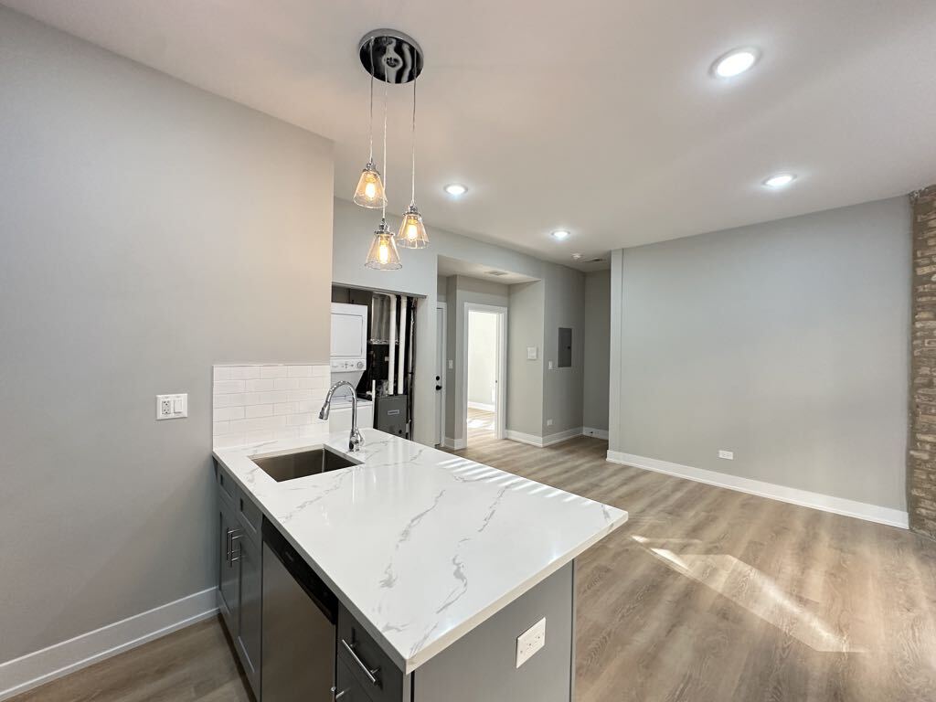 Building Photo - 419 W Belden Ave
