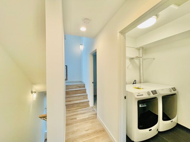 Building Photo - Modern 2bd/2ba Townhome with Rooftop & Par...