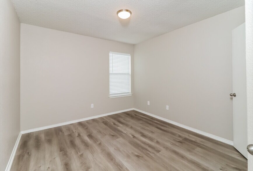 Building Photo - 8128 Twin Oaks Trail