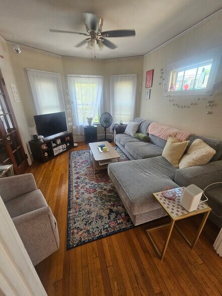 living room looking from dining room - 32 Sunset Rd