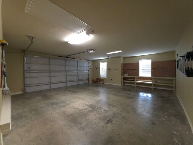 Building Photo - BEAUTIFUL and SPACIOUS 3-bedroom, 2-bathro...