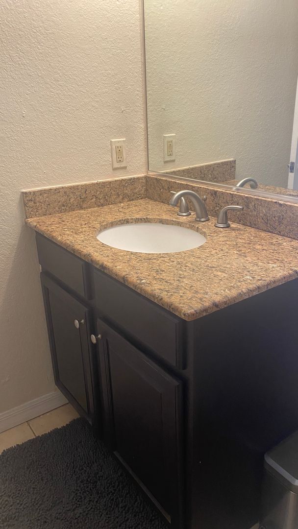Building Photo - Updated 1-Bedroom Condo in a Gated Communi...