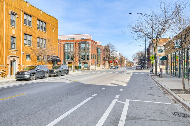 Building Photo - 2113 W Armitage Ave