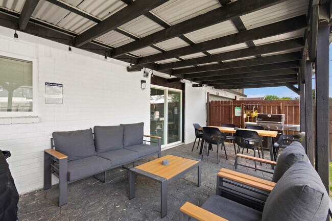 Building Photo - 3410 Country Club Dr