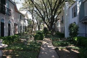 Building Photo - 2811 Woodbury Dr