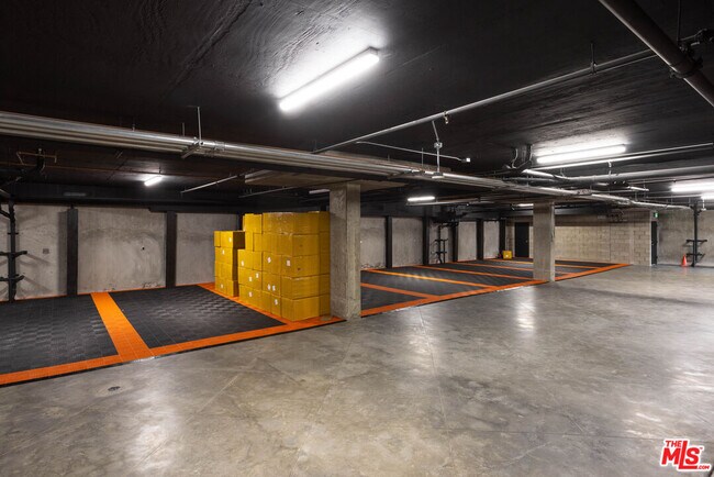 Building Photo - 547 N Sweetzer Ave