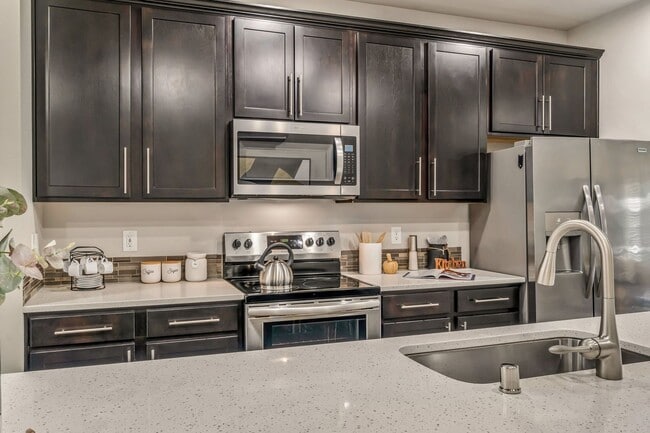 Building Photo - Modern Tri-Level 4BD/3.5BTH Townhouse in Lynnwood for Rent! Pet Friendly!