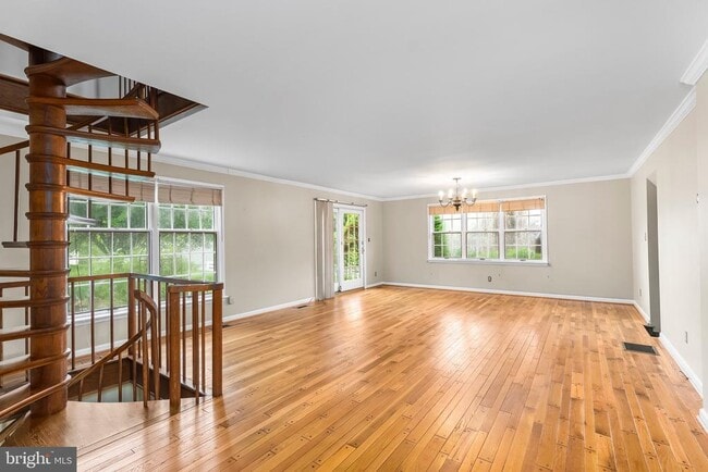 Building Photo - 607 E Wheel Rd