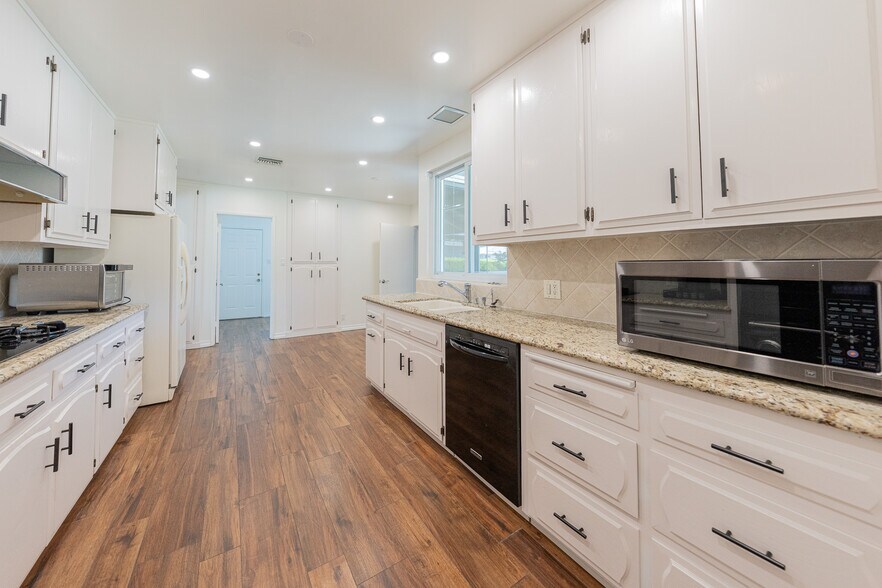 Building Photo - 7852 Bobbyboyar Ave